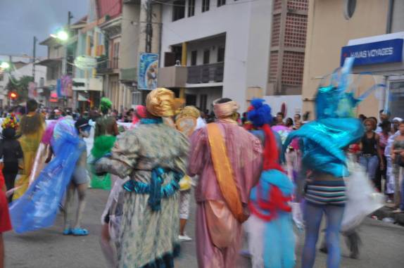 Pessoas fantasiadas no carnaval de Cayenne, na Guiana Francesa
